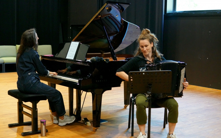 Piano et accordéon en scène de répétition avec le duo Avès