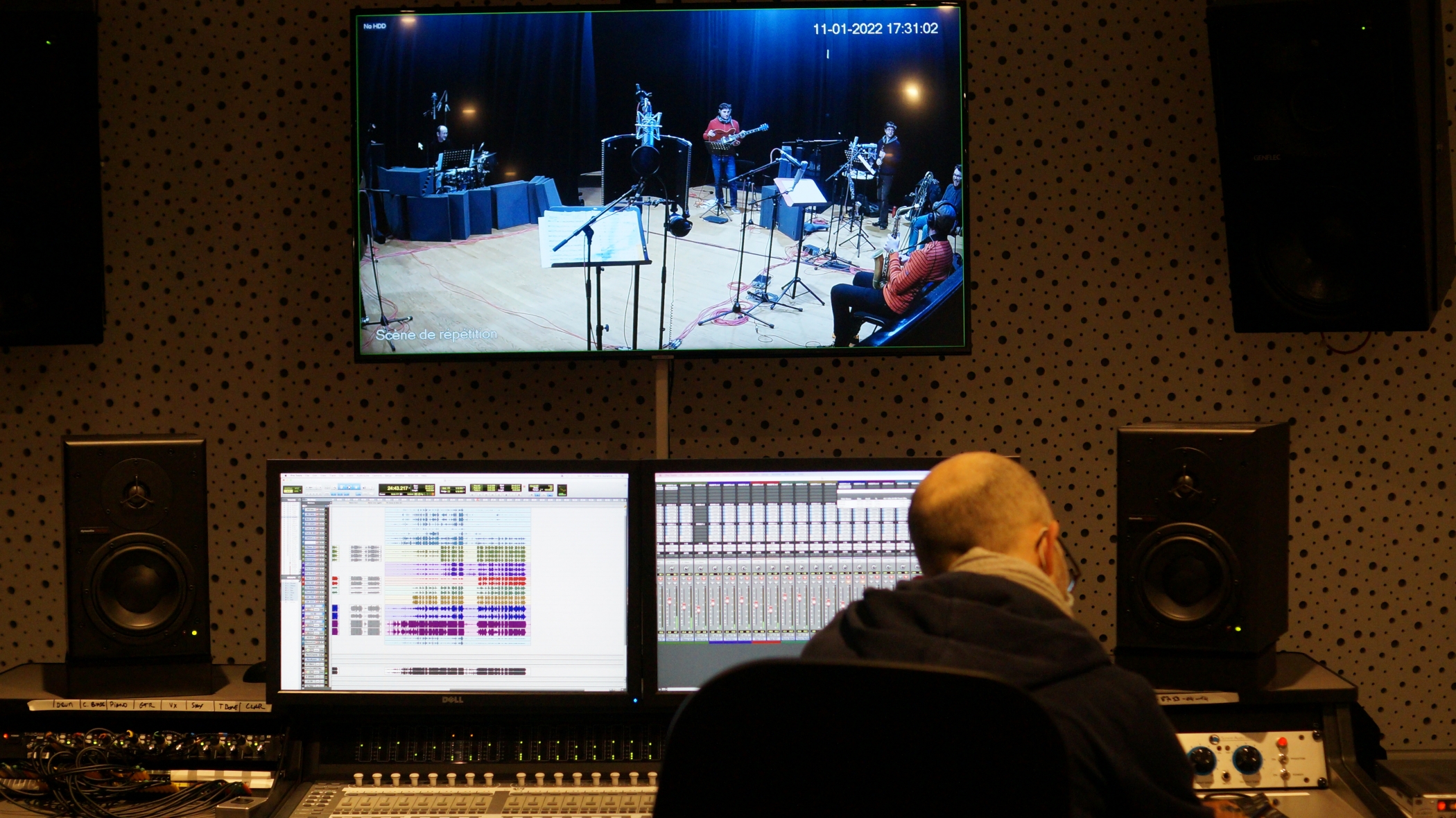 En studio, le Kami octet enregistre le projet <i>Workers</i>