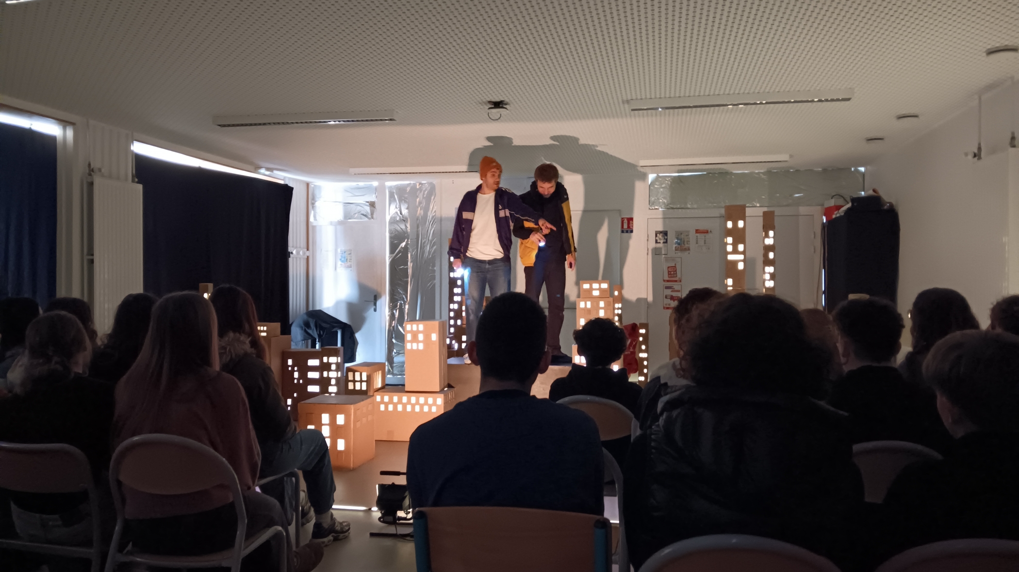 En tournée dans les établissements scolaires avec la compagnie Le Nez au Milieu du Village