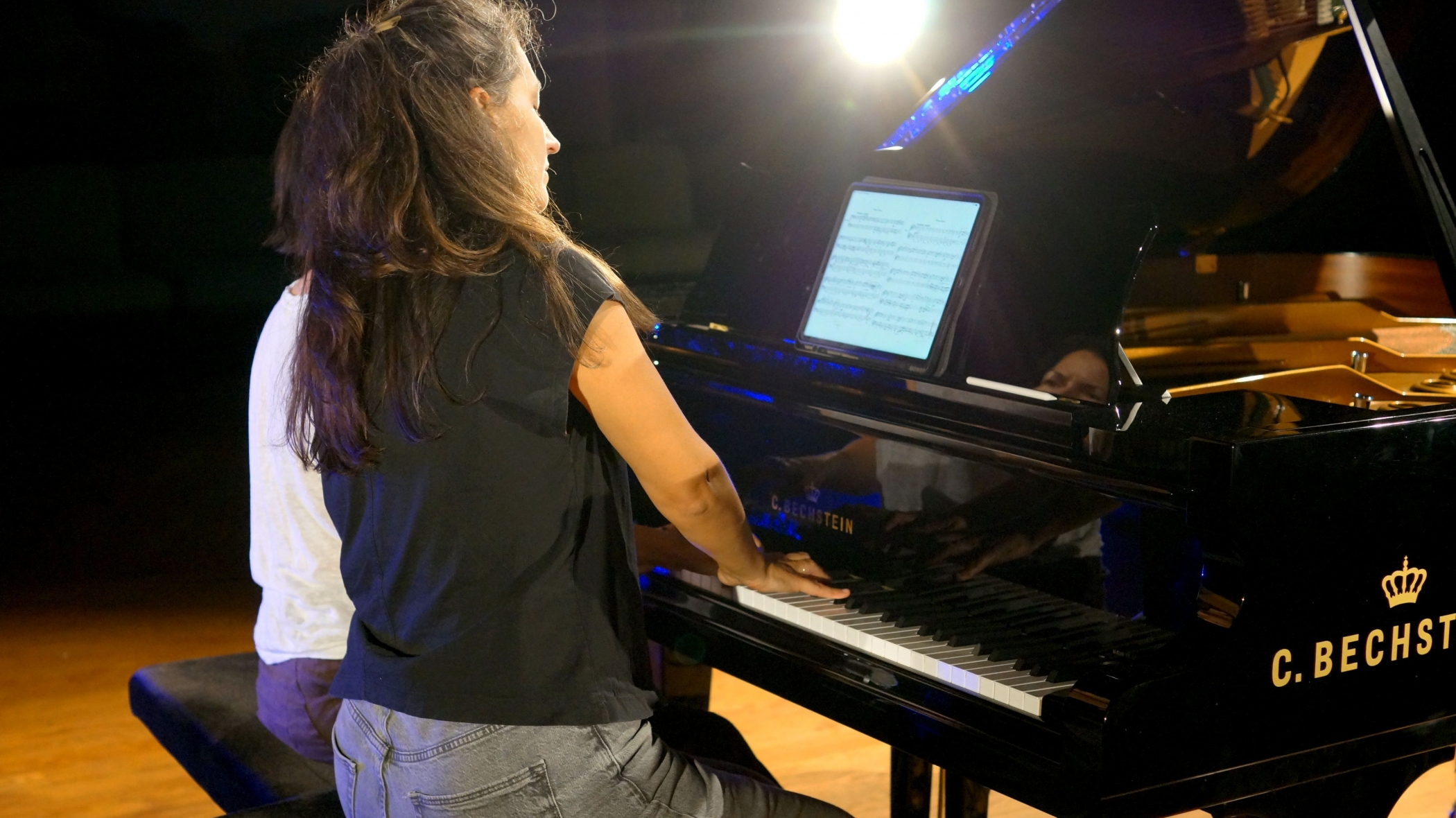 Quatre mains et un piano au studio d'enregistrement