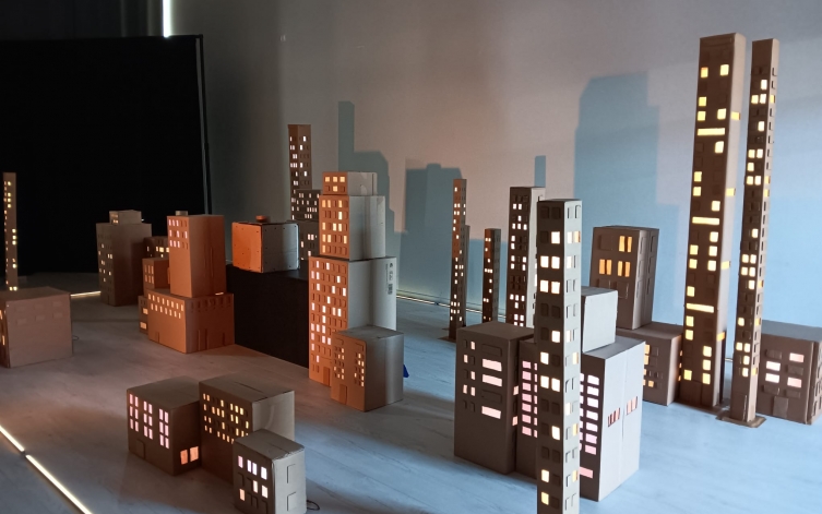 En tournée dans les établissements scolaires avec la compagnie Le Nez au Milieu du Village