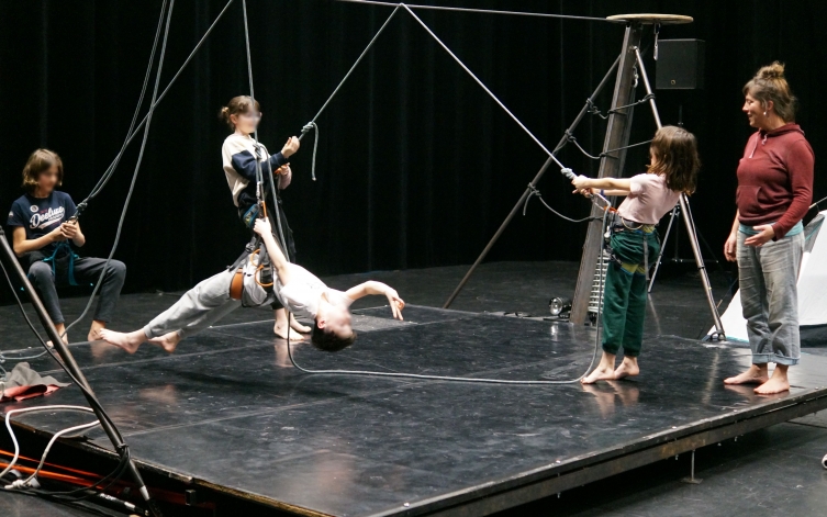 Atelier cirque entre équilibre et contrepoids avec La Féroce