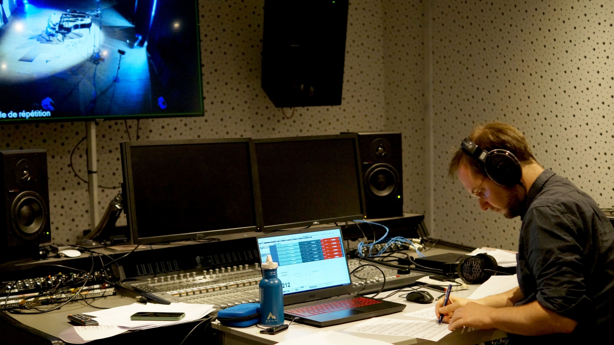 Quatre mains et un piano au studio d'enregistrement