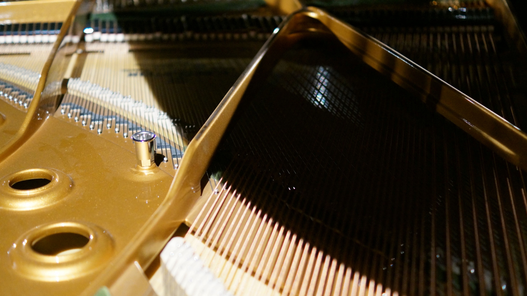 Quatre mains et un piano au studio d'enregistrement