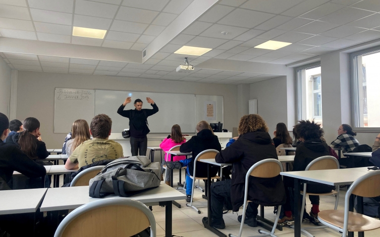 Le spectacle Aaron en tournée dans les classes du département