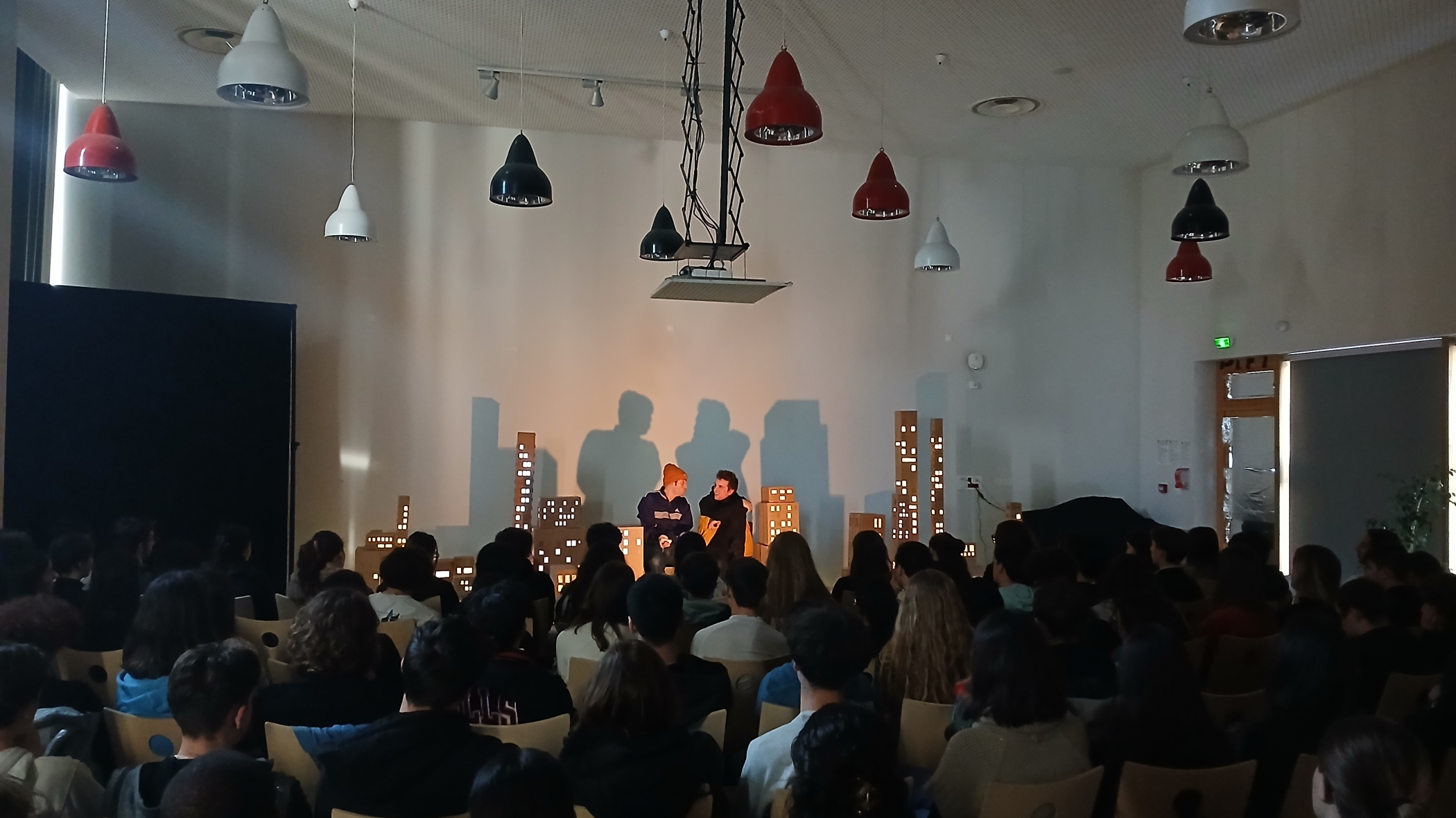 En tournée dans les établissements scolaires avec la compagnie Le Nez au Milieu du Village