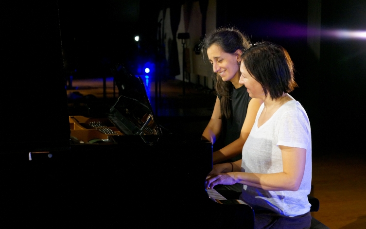 Quatre mains et un piano au studio d'enregistrement