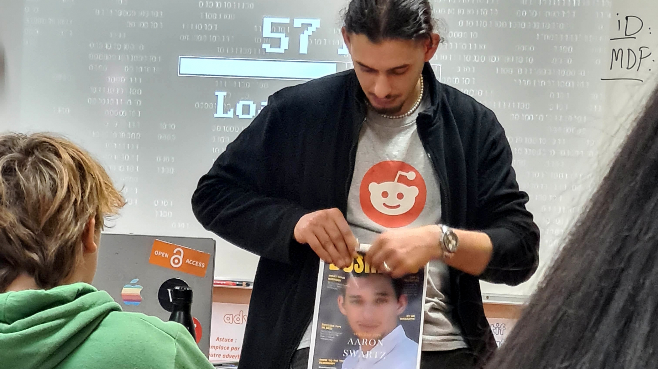 Le spectacle Aaron en tournée dans les classes du département