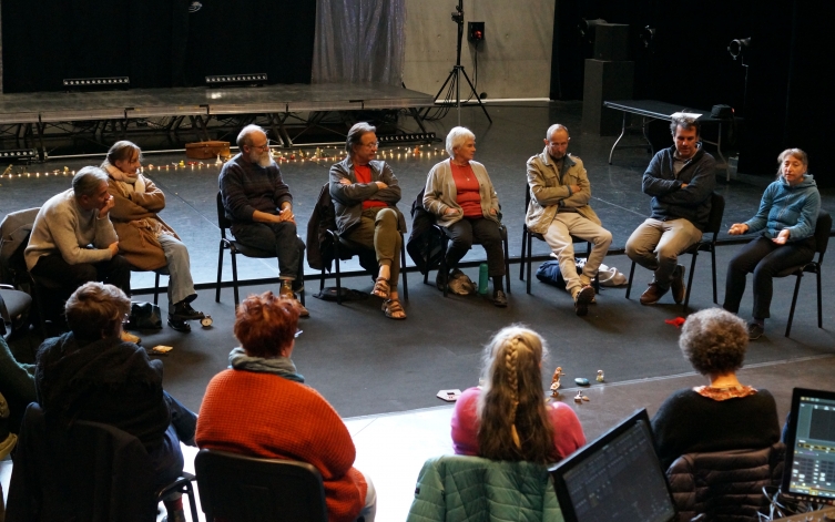 Une rencontre entre café philo et espace d'utopie dans La Petite Fabrique